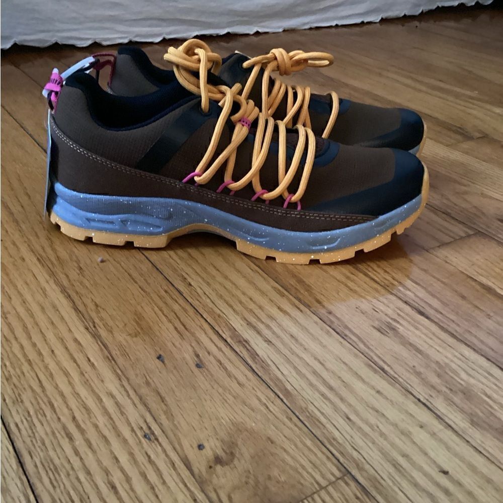 NWT Skora Sz 8 Brown and black trail track, Terra shoes, suede trim, with treads